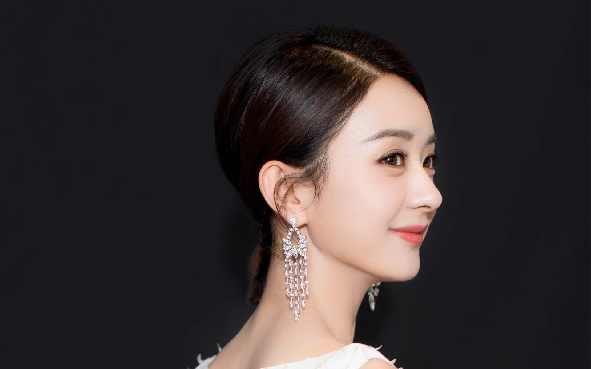 中国选手邓雅文在巴黎奥运会资格系列赛上海站小轮车自由式女子公园赛决赛中表现出色。