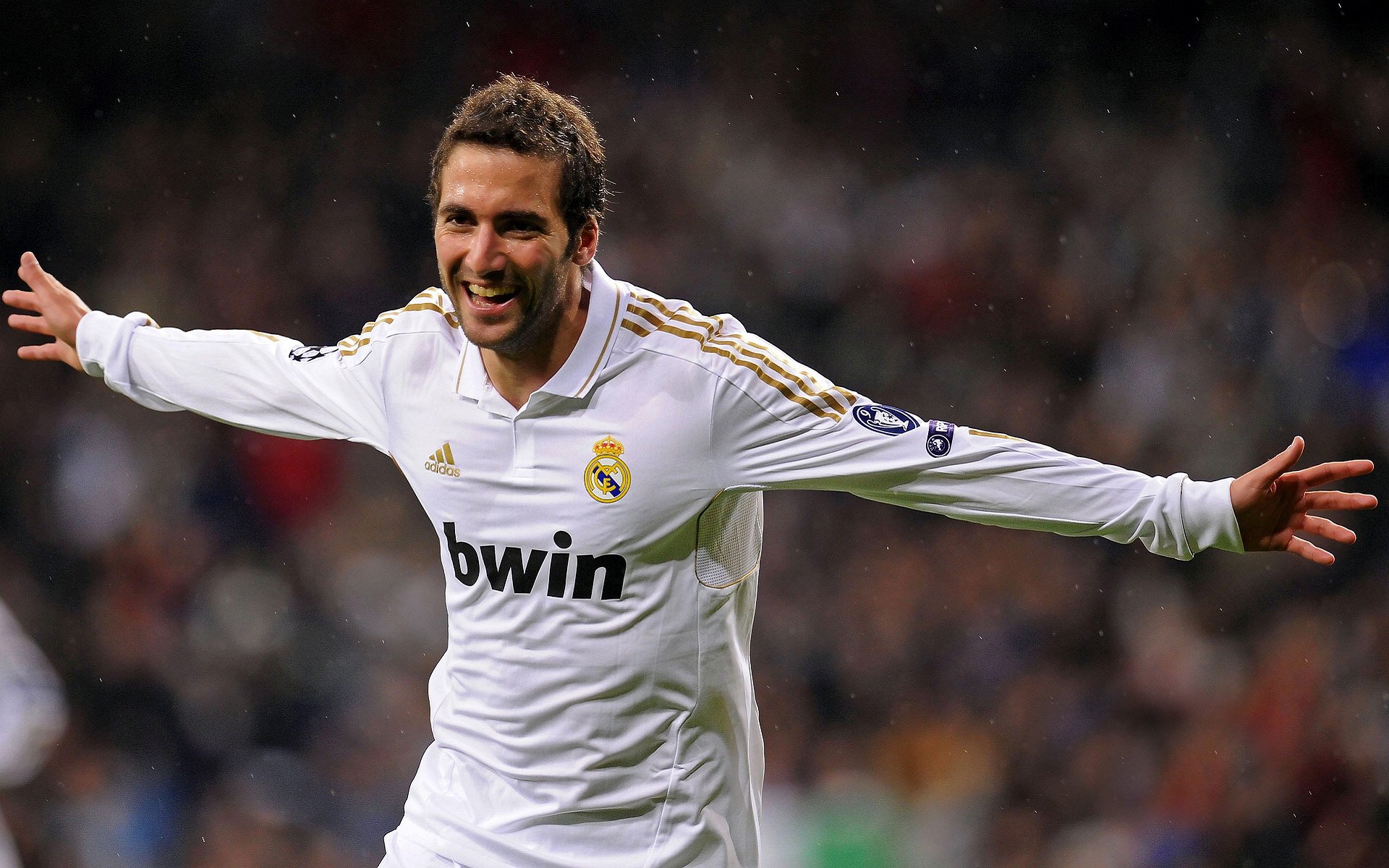 爱游戏中国电竞-中国足球职业俱乐部赛事营销策略创新多样，国内外足球俱乐部运营对比